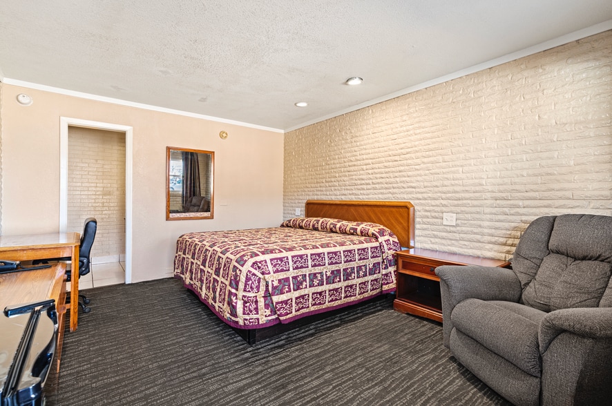 More Photos Of 1907 Lamar Ave, Paris Hotel For Sale