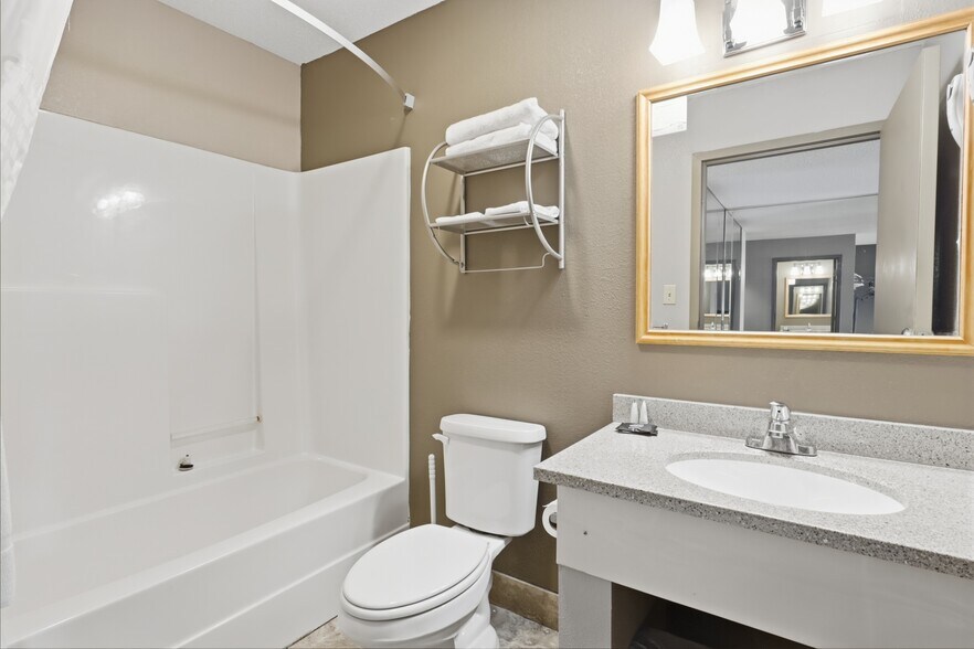 More Photos Of 7680 Niagara Falls Blvd, Niagara Falls Hotel For Sale