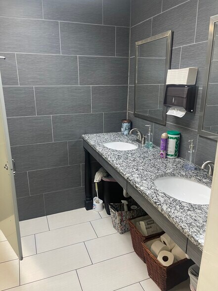 More Photos Of 6001 Nw Expressway, Oklahoma City Office For Sale