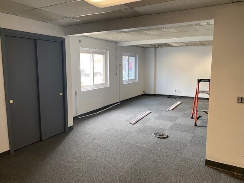 More Photos Of 92 Londonderry Tpke, Manchester Storefront Retail Office For Lease