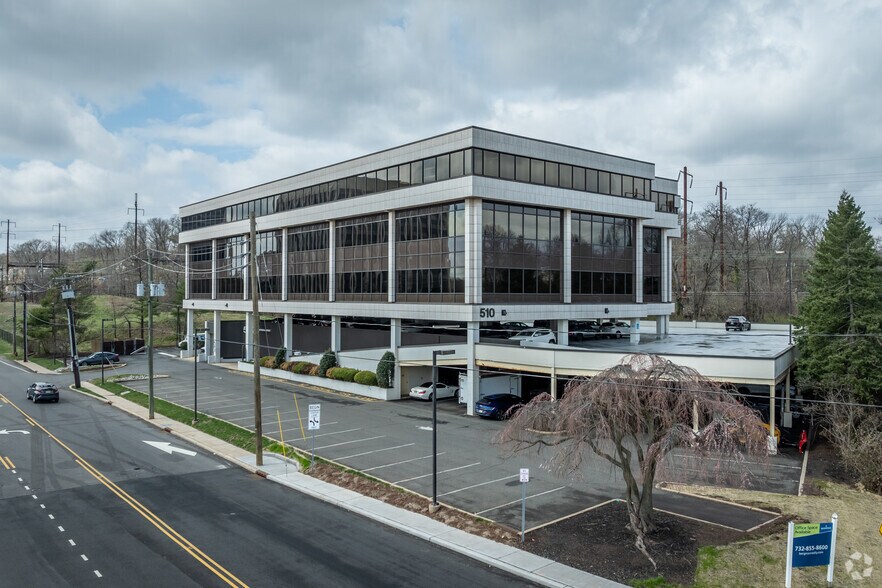 More Photos Of 510 Thornall St, Edison Office For Lease