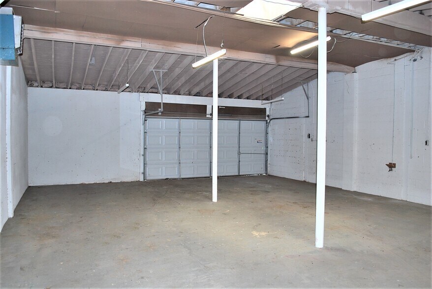 More Photos Of 1523 Salisbury Rd, Statesville Showroom For Lease