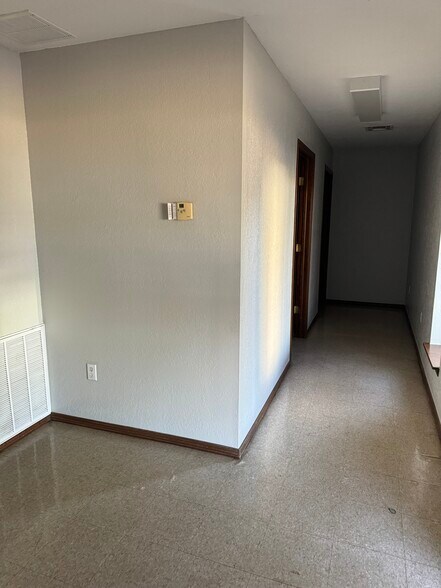 More Photos Of 201 NE 4TH St, Lindsay Manufacturing For Lease