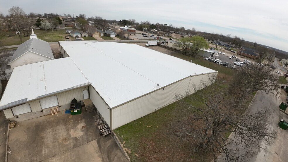 More Photos Of 710 S Adams St, Sapulpa Distribution For Sale