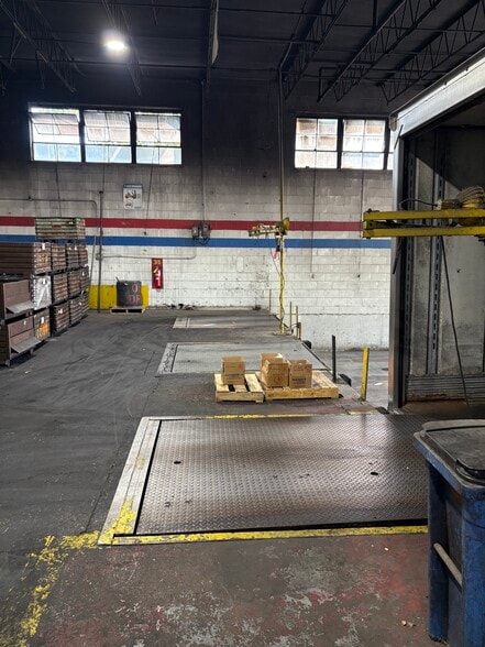 More Photos Of 1800 Touhy Ave, Elk Grove Village Manufacturing For Sale