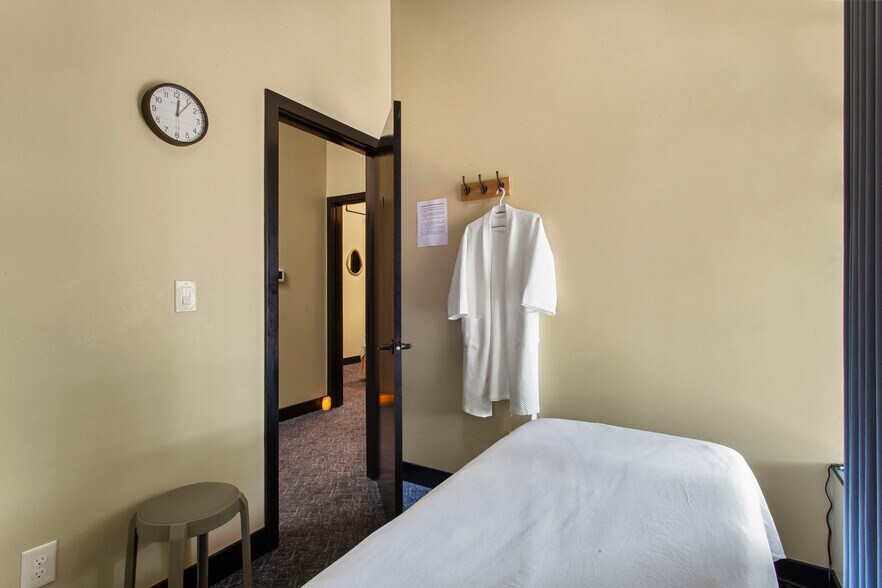 More Photos Of 15390 SW 116th Ave, Portland Medical For Sale