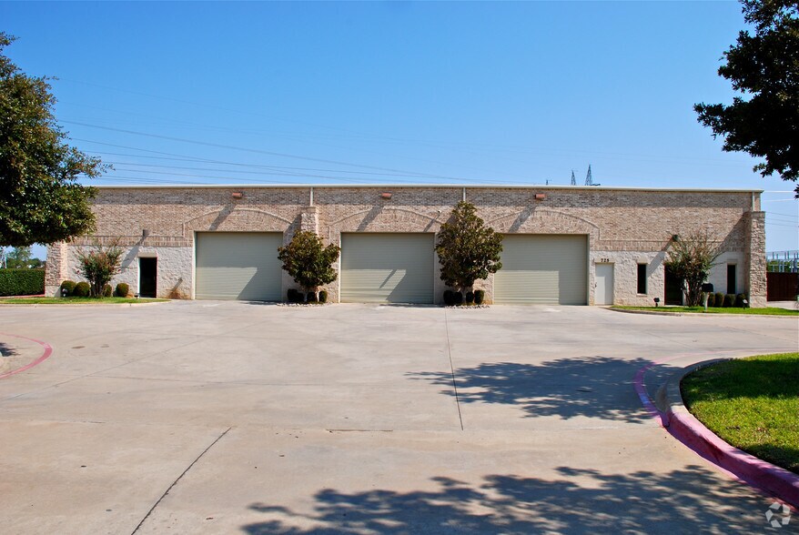 More Photos Of 725 E Jones St, Lewisville Industrial For Lease
