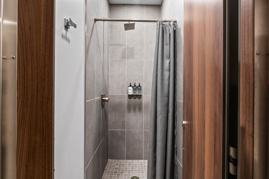 More Photos Of 9550 W Higgins Rd, Rosemont Office For Lease