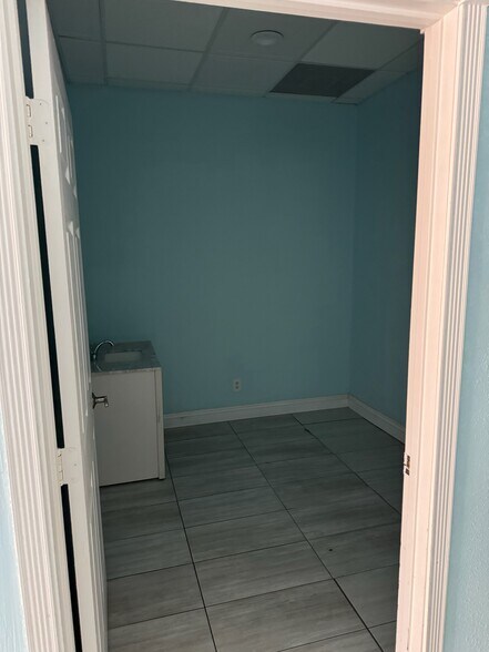 More Photos Of 12889 Rancho Penasquitos Blvd, San Diego Freestanding For Lease