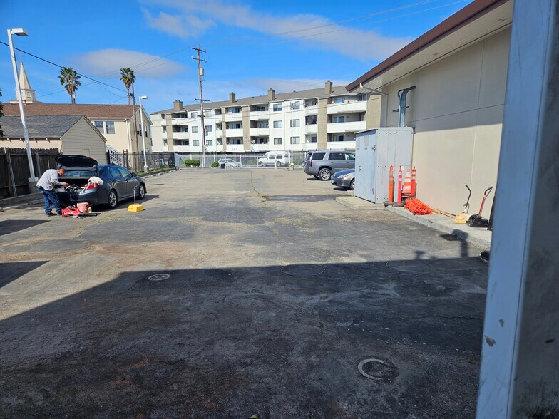 More Photos Of 6403 Foothill Blvd, Oakland Restaurant For Lease