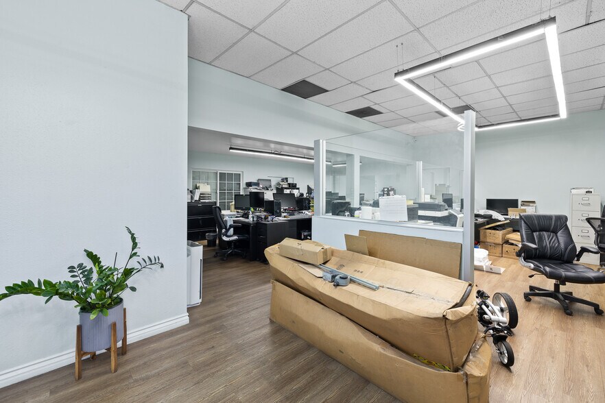 More Photos Of 148 W 32nd St, Los Angeles Warehouse For Lease