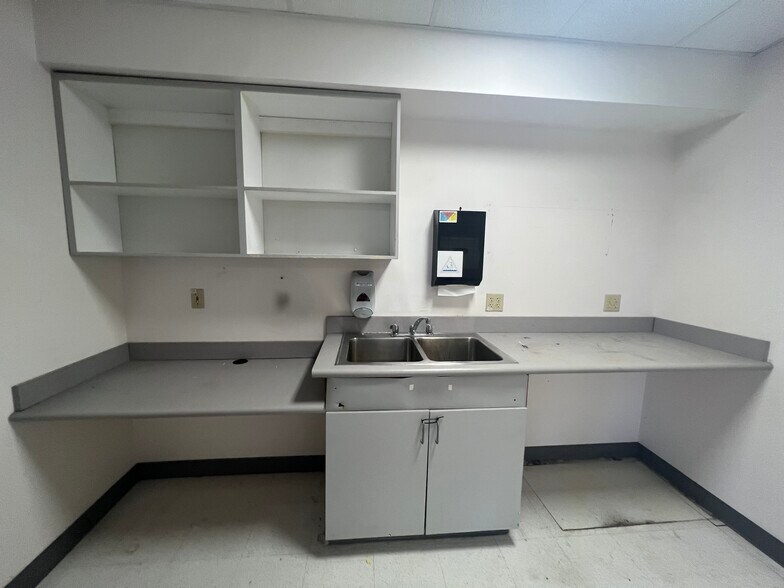 More Photos Of 420 Tamiami Trl S, Venice Medical For Sale