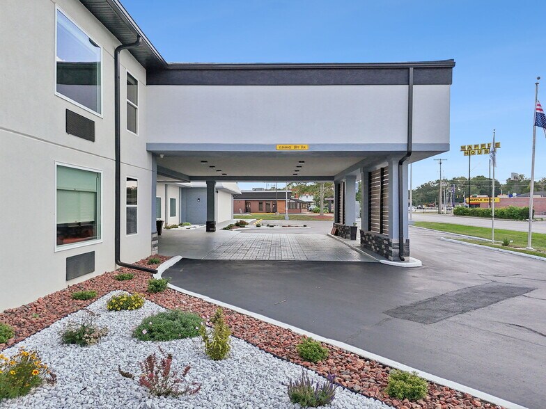 More Photos Of 126 Expressway Dr, Manchester Hotel For Sale