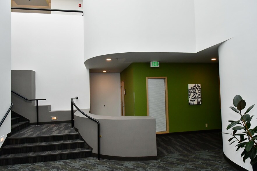 More Photos Of 18000 72nd Ave S, Kent Flex For Lease