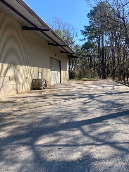 More Photos Of 8614 Veterans Memorial Dr, Houston Distribution For Sale