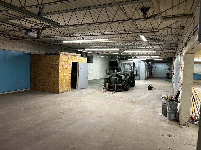 More Photos Of 4515 N 56th St, Lincoln Light Distribution For Lease