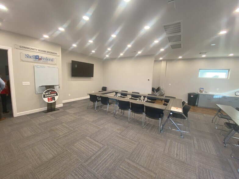 More Photos Of 814 East Ave, Katy Office For Sale