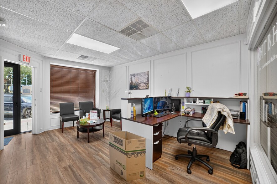 More Photos Of 108-110 W Grove St, Kaufman Office For Lease