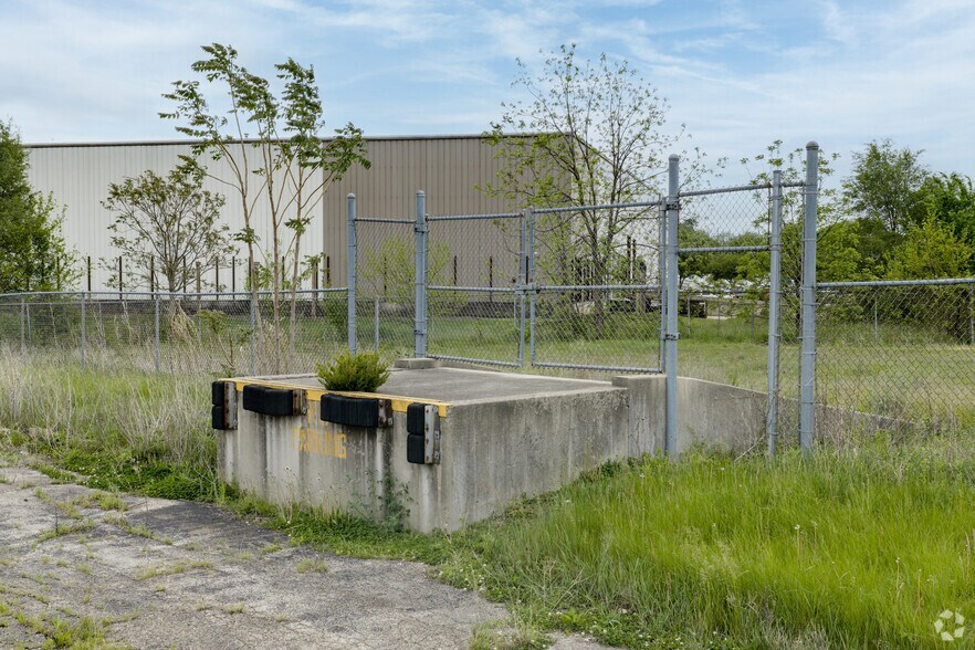 More Photos Of 947 E Clinton St, Freeport Warehouse For Sale