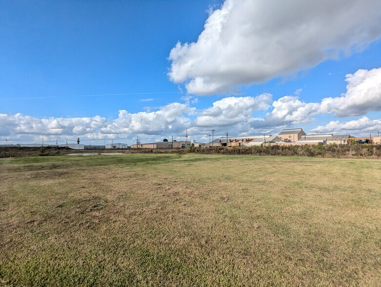 More Photos Of 8109 Smith Rd, Beaumont Office For Sale