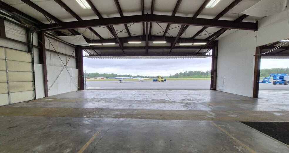 More Photos Of 15426 Airport Dr, Burlington Airplane Hangar For Lease
