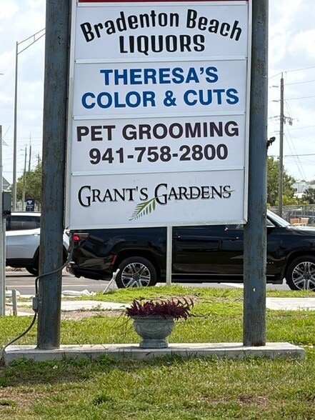More Photos Of 4330 101st St W, Bradenton General Retail For Lease