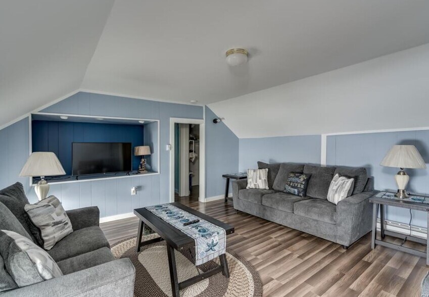 More Photos Of 16 Bethune St, Alexandria Bay Marina For Sale