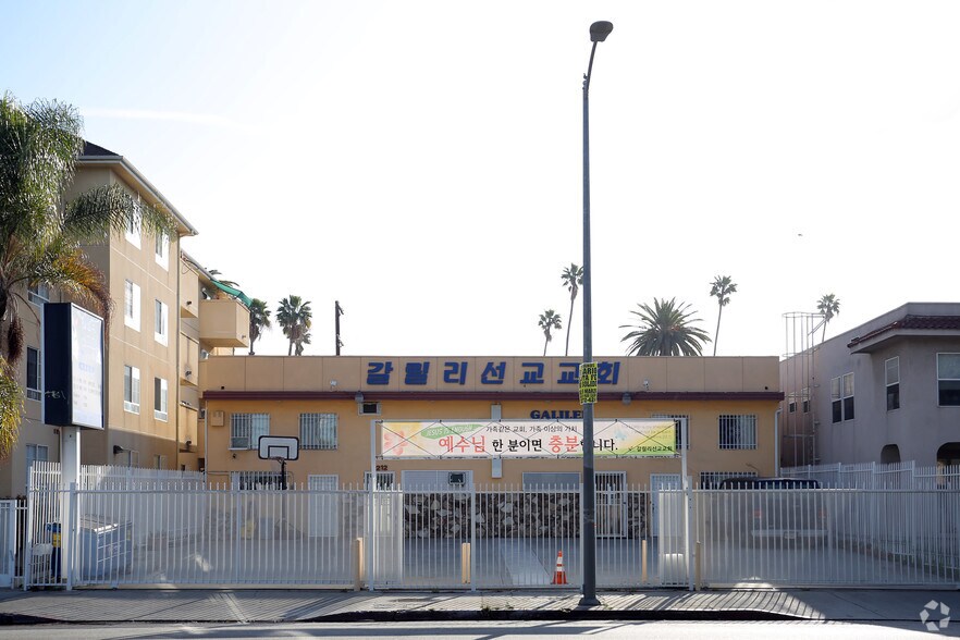 More Photos Of 2214 S Western Ave, Los Angeles Warehouse For Lease