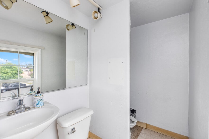 More Photos Of 632 W Stocker St, Glendale Religious Facility For Sale