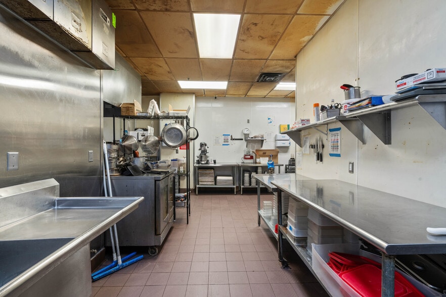 More Photos Of 329-355 S Lake Ave, Duluth General Retail For Lease