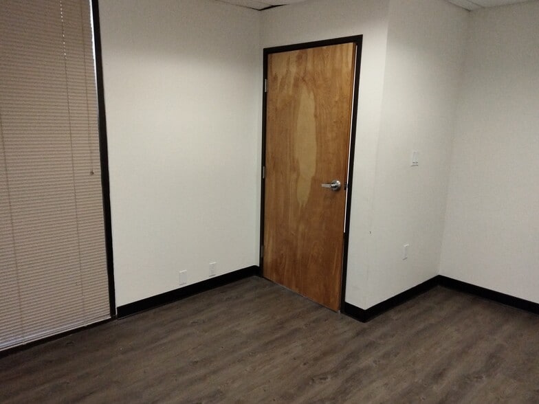 More Photos Of 4848 Colt St, Ventura Manufacturing For Sale