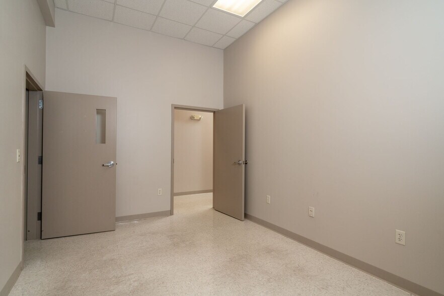 More Photos Of 16 Gosnell, Staunton Medical For Sale