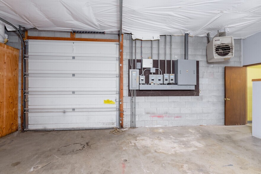 More Photos Of 445 W Washington St, Sequim Freestanding For Lease