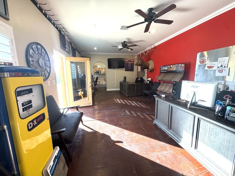 More Photos Of 710 N Ironwood Dr, Apache Junction Industrial For Sale