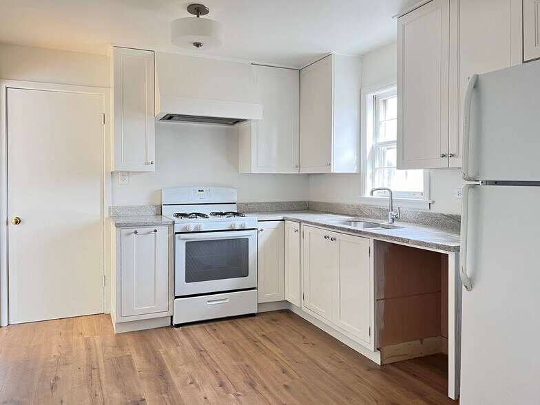 More Photos Of 5421 Howard, Skokie Office For Lease