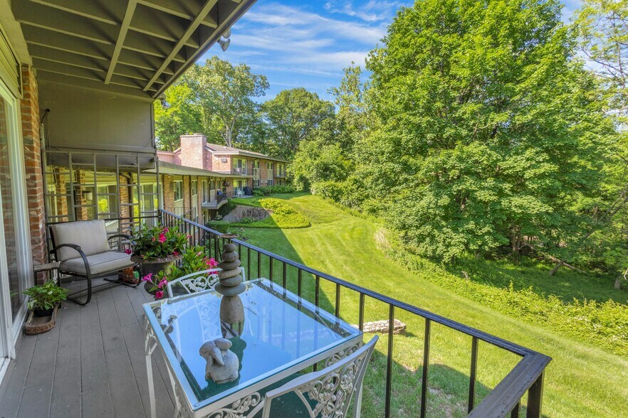 More Photos Of 1038-1056 Main St S, Woodbury Apartments For Sale