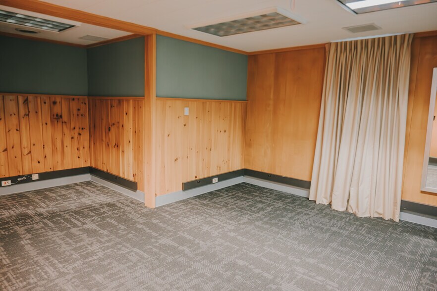 More Photos Of 136 Center St, Old Town Office For Sale