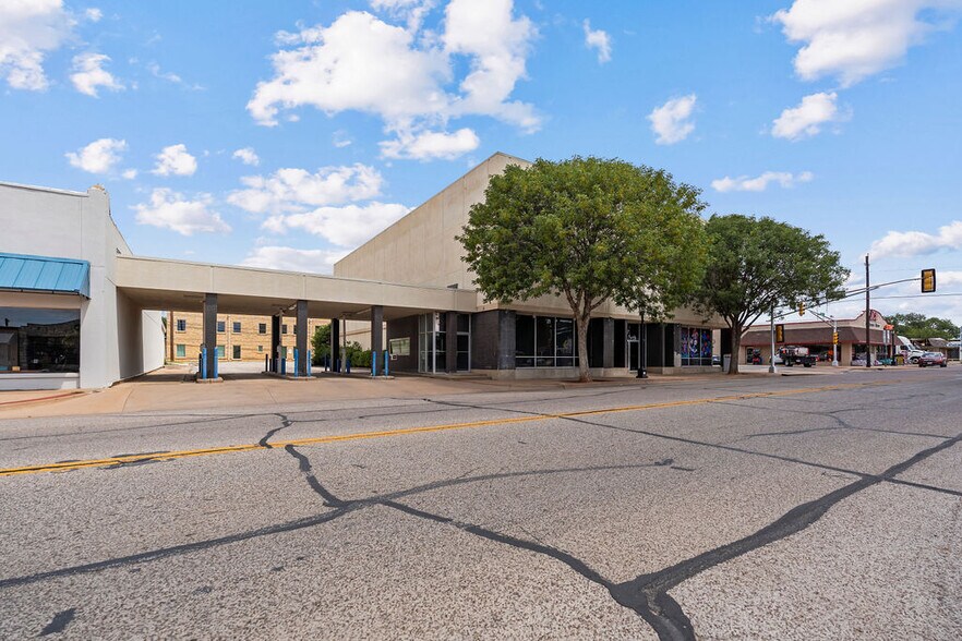 More Photos Of 317 E 3rd St, Burkburnett Bank For Sale