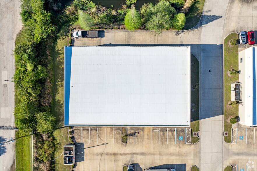 More Photos Of 2711-2719 Causeway Center Dr, Tampa Light Manufacturing For Lease