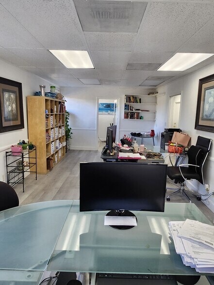 More Photos Of 960 W 17th St, Santa Ana Office For Sale