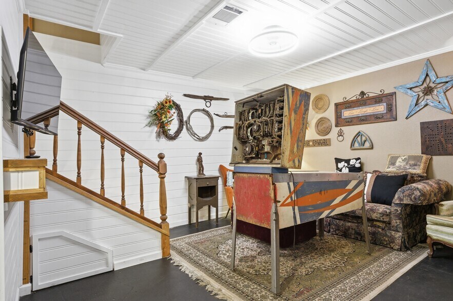 More Photos Of 10 S Side Sq, Cooper Freestanding For Sale