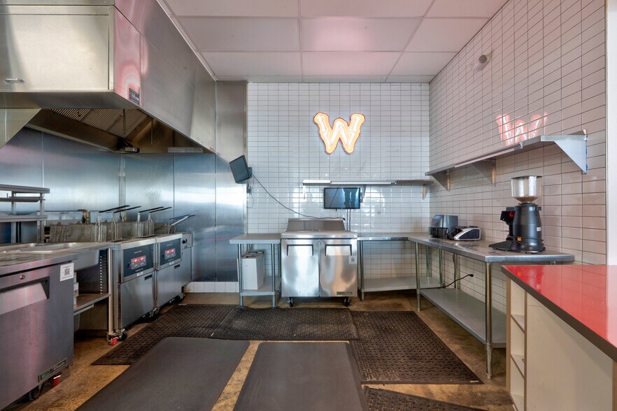 More Photos Of 2510 E Pacheco Blvd, Los Banos Service Station For Sale