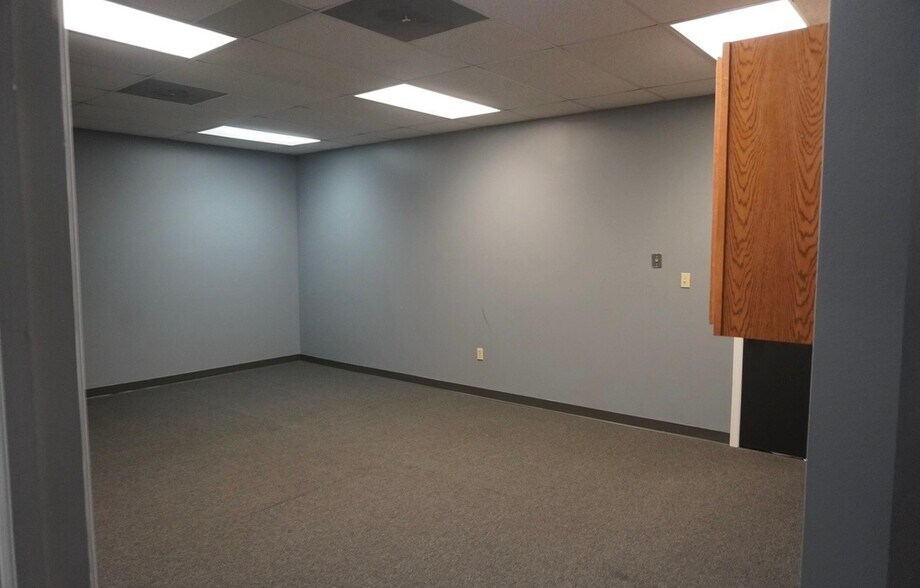 More Photos Of 4809-4817 E Douglas Ave, Wichita Storefront Retail Office For Lease
