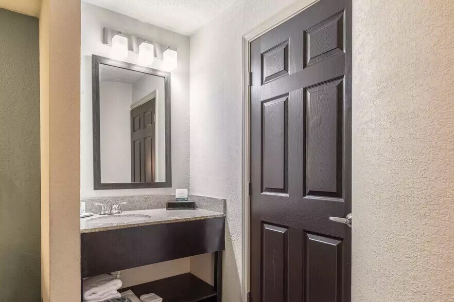 More Photos Of 2855 Old Austin Peay Hwy, Memphis Hotel For Sale