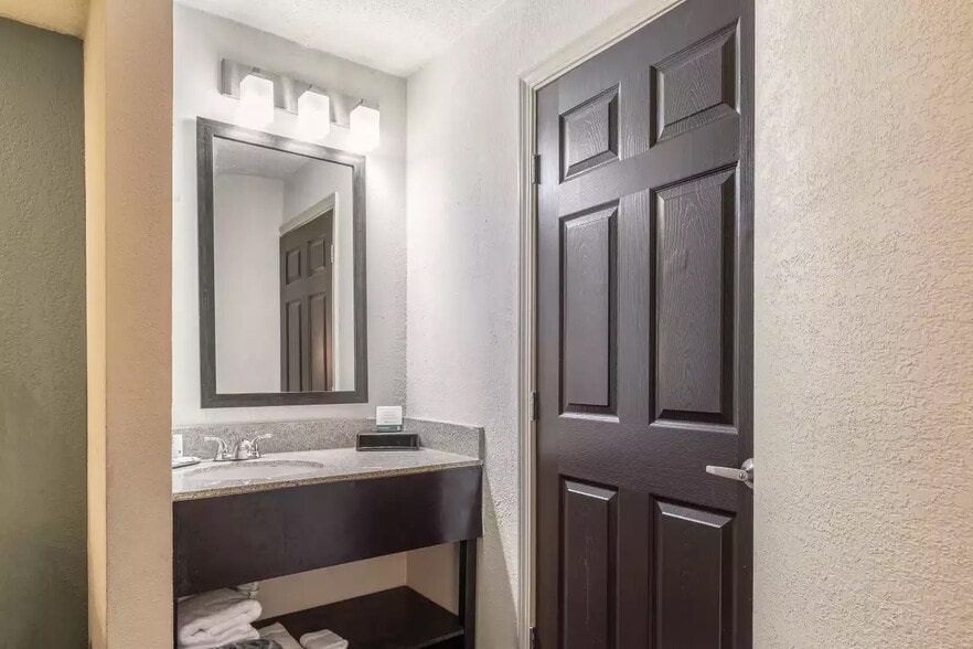 More Photos Of 2855 Old Austin Peay Hwy, Memphis Hotel For Sale