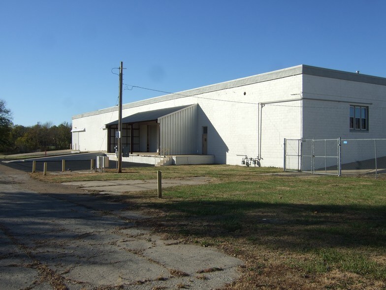 More Photos Of 7215 SW Topeka Blvd., Bldg. 2703, Topeka, KS 66619, Topeka Warehouse For Lease