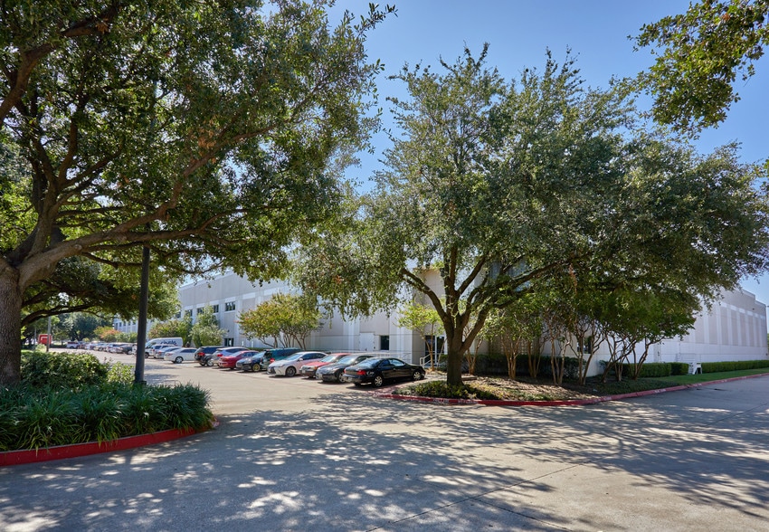 More Photos Of 4550 Excel Pky, Addison Light Manufacturing For Lease