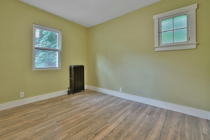 More Photos Of 68 Brook St, Croton On Hudson Showroom For Sale