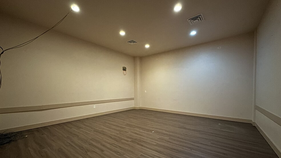 More Photos Of 404 W Main St, Kelso Restaurant For Lease