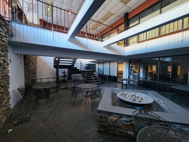 More Photos Of 321 N Main St, Hendersonville Restaurant For Lease